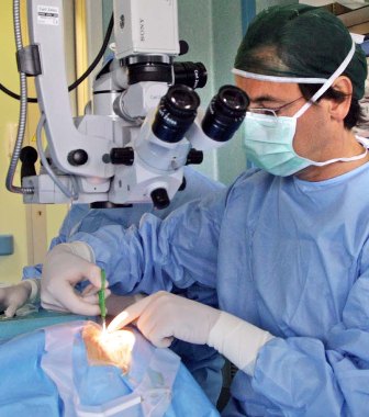 il dr. Galan, nella foto, è responsabile dei trapianti di cornea
